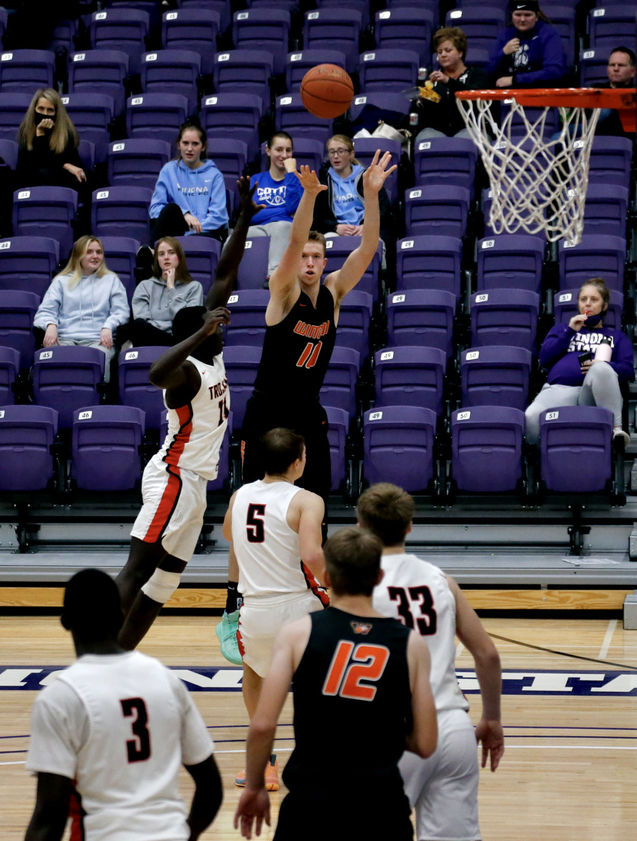 Jasper Hedin shoots from long range